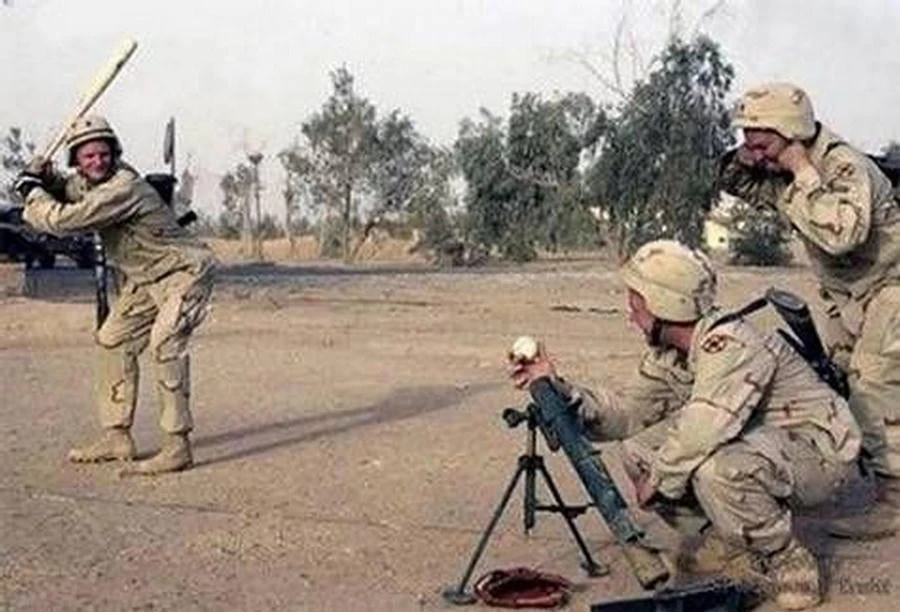 Βίντεο: Όταν οι στρατιωτικοί του κόσμου αποφασίζουν να μας χαρίσουν στιγμές γέλιου – Δείτε το